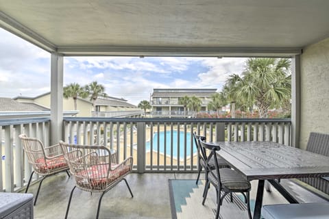 Panama City Condo w/ Balcony & Pool, Walk to Beach Apartment in Lower Grand Lagoon