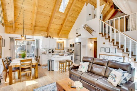 Walk to Snow Summit! Cabin Near Chairlift/Shuttle House in Big Bear