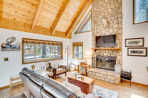 Walk to Snow Summit! Cabin Near Chairlift/Shuttle House in Big Bear