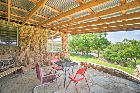 Enchanting Hilltop Cottage in Medicine Park! Cottage in Medicine Park