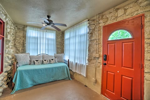 Enchanting Hilltop Cottage in Medicine Park! Cottage in Medicine Park