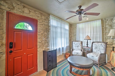 Enchanting Hilltop Cottage in Medicine Park! Cottage in Medicine Park