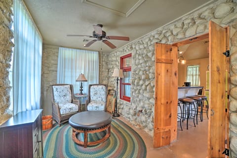 Enchanting Hilltop Cottage in Medicine Park! Cottage in Medicine Park