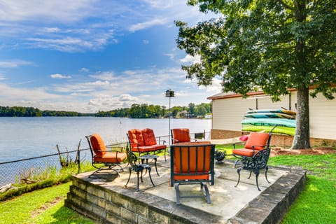 Luxe Lakefront Apartment w/ Shared Pool & Dock! Apartment in Leesville