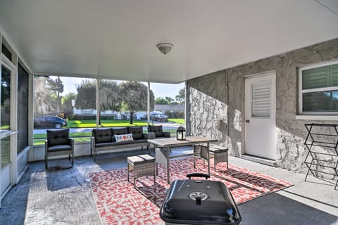 Beach-Style Getaway w/ Lanai ~ 4 Mi to Beaches! House in Largo