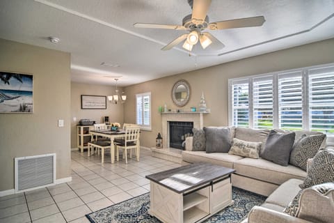 Beach-Style Getaway w/ Lanai ~ 4 Mi to Beaches! House in Largo