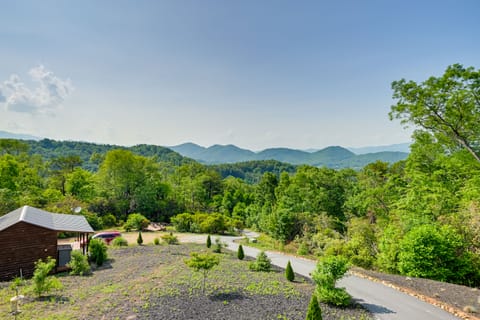 Beautiful Franklin Home w/ Bunkhouse & Hot Tub! House in Tennessee
