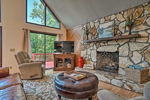 Hot Tub + Game Room: Mountain Retreat in Otto! House in Tennessee
