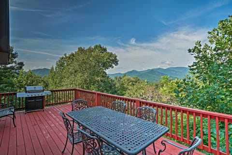 Hot Tub + Game Room: Mountain Retreat in Otto! House in Tennessee