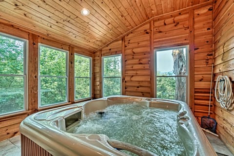 Hot Tub + Game Room: Mountain Retreat in Otto! House in Tennessee