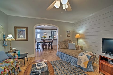 Pet-Friendly Brenham Cottage w/ Yard! Cottage in Brenham