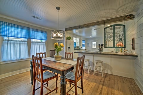 Pet-Friendly Brenham Cottage w/ Yard! Cottage in Brenham