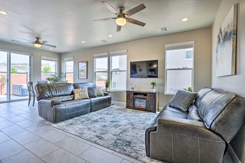 Private Hot Tub & Community Pool: Washington Home! House in Washington