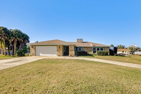 Waterfront Home on Canal w/ Dock & Pedal Boat! House in Crystal River