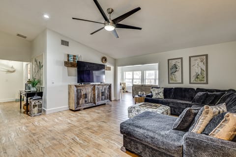 Waterfront Home on Canal w/ Dock & Pedal Boat! House in Crystal River