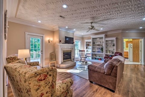 Luxe Lake Cumberland Retreat w/ Decks on 1 Acre! House in Lake Cumberland