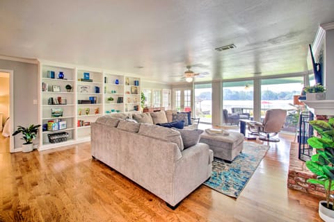 Kayaks & Dock: Lakefront Hot Springs Hideaway House in Lake Hamilton