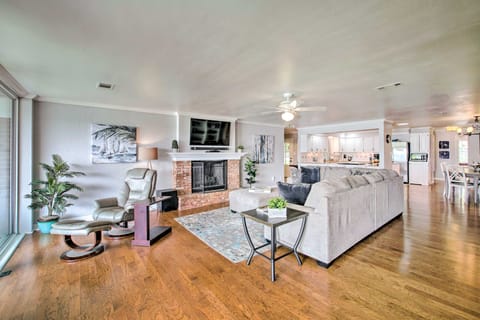 Kayaks & Dock: Lakefront Hot Springs Hideaway House in Lake Hamilton