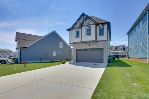 Modern Luxury Retreat: Walk to Tims Ford Lake! House in Tennessee