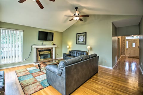 2-Tier Deck & Boat Parking: Lake Hamilton Home House in Lake Hamilton