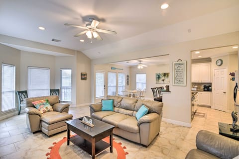 < 1 Mi to Beach: ‘Salty Dog’ House in Galveston! House in Hitchcock