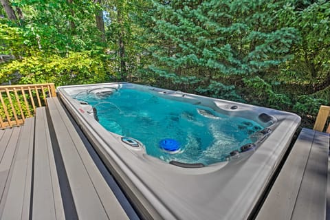 Luxury Family Home w/ Deck, Swim Spa & Grill! House in Michiana