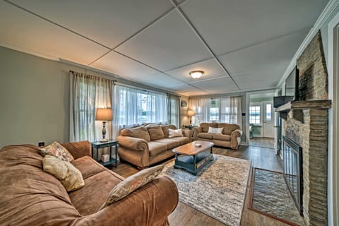 Boat & Ski: Home on Edinboro Lake w/ Grill! House in Edinboro