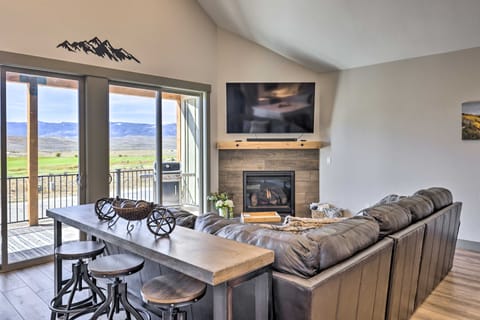 3 Mi to Granby Ranch: Townhome w/ Balcony & Views Apartment in Granby