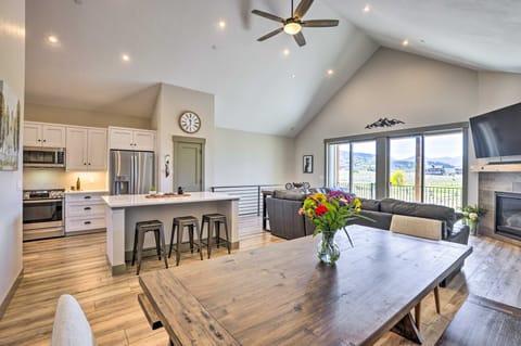 3 Mi to Granby Ranch: Townhome w/ Balcony & Views Apartment in Granby