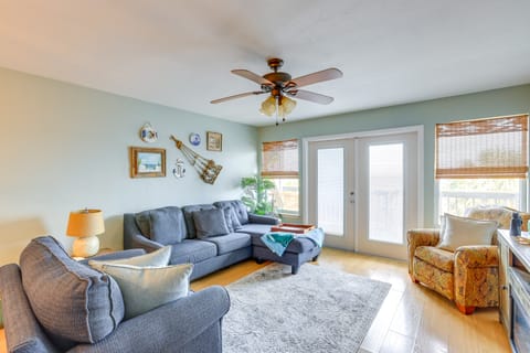 Beach & Pool Access at Condo on Cedar Key! Apartment in Cedar Key