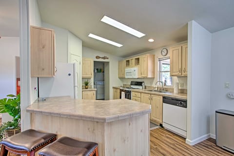 Sedona Home w/ View, Half-Mi to Chimney Rock! House in Sedona