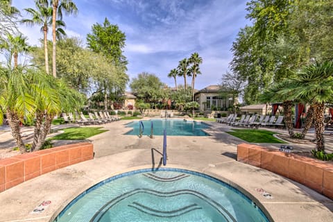 'Red Rox' Phoenix Condo w/ Patio ~ 3 Mi to Airport Apartment in Tempe