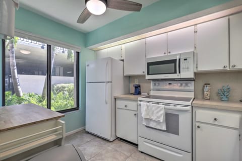 Sweet Snowbird Escape ~ 2 Mi to St Pete Beach Apartment in Isla del Sol