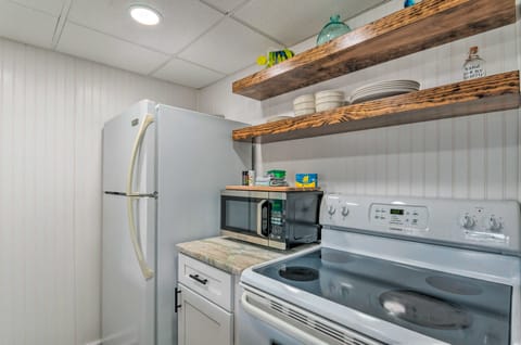 Cozy Destin Condo w/ Amenities + Private Beach! Apartment in Destin