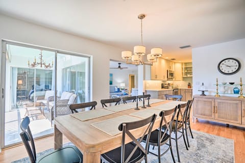 Relaxing Condo w/ Screened-In Lanai, 4 Mi to Beach Apartment in Naples