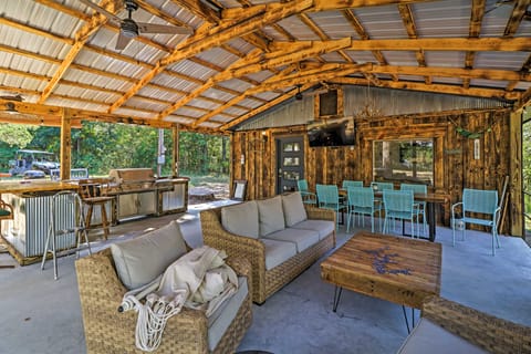 Cozy Cabin w/ Backyard Oasis: 11 Mi to Marina House in Norfork Lake