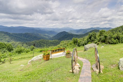 Mtn Views! Outdoorsy Hideaway in Hot Springs House in Buncombe County