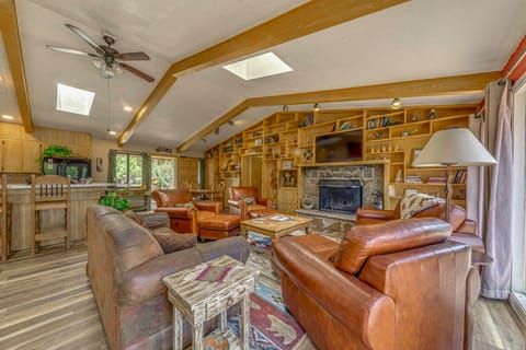 Hot Tub, Deck & Fireplace at Rustic Alto Cabin! House in Alto
