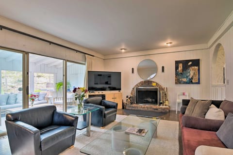 'Casa Reál' ~ Expansive Woodstock House w/ Hot Tub House in West Hurley