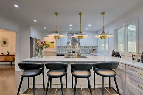 'Casa Reál' ~ Expansive Woodstock House w/ Hot Tub House in West Hurley