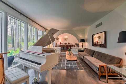 'Casa Reál' ~ Expansive Woodstock House w/ Hot Tub House in West Hurley