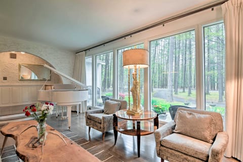 'Casa Reál' ~ Expansive Woodstock House w/ Hot Tub House in West Hurley