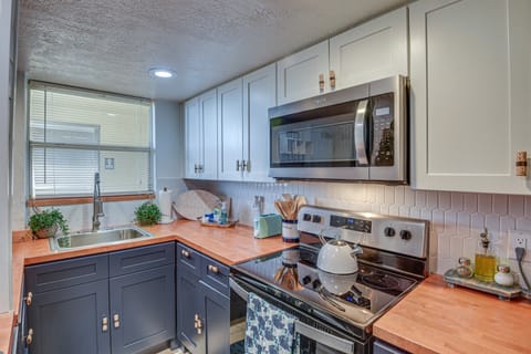 Walk to Shore! Top-Floor Daytona Beach Condo Apartment in Daytona Beach Shores