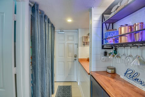 Walk to Shore! Top-Floor Daytona Beach Condo Apartment in Daytona Beach Shores