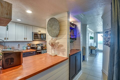 Walk to Shore! Top-Floor Daytona Beach Condo Apartment in Daytona Beach Shores