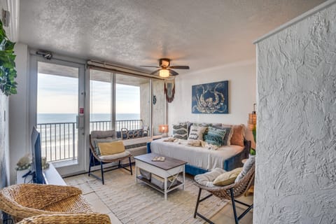 Walk to Shore! Top-Floor Daytona Beach Condo Apartment in Daytona Beach Shores