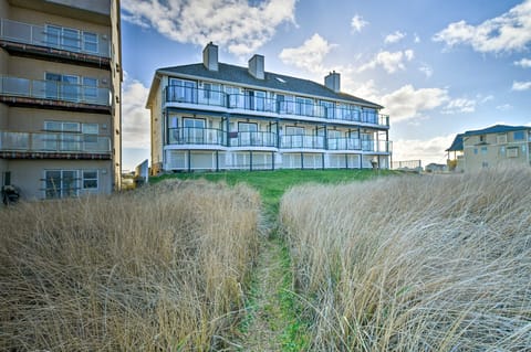 ‘Eagles View’ Condo in Ocean Shores w/ 3 Balconies Apartment in Ocean Shores