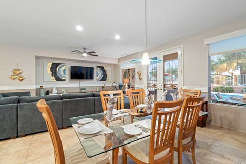 Pool, Spa & Cart! Golfer's Paradise in Sun City House in Sun City Grand