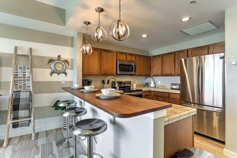 Coastal Florida Abode w/ Pool Access & Ocean Views Apartment in Panama City Beach