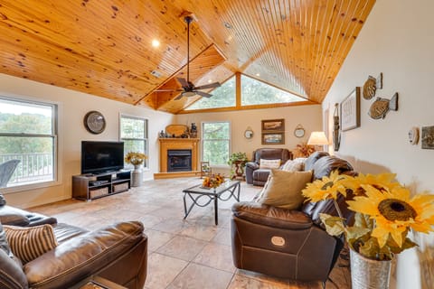 Waterfront Beaver Lake House w/ Deck & Fire Pit! House in Beaver Lake